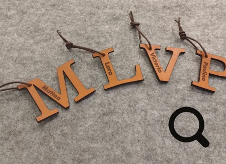 Laser Gravur Böhm in Bonn - Geschenkideen mit Gravuren auf Holz, Glas, Leder, Metall, Acryl Plexiglas , Armbänder, Papier, Anhänger, Schilder ... für Privat und Geschäftskunden und  Firmen. Kunden kommen aus Bonn, Köln, Siebengebirge, Frechen, und ganz NRW, Deutschland, Schweiz und der Welt