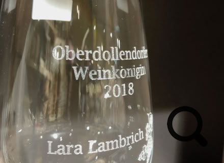 Laser Gravur Böhm in Bonn - Geschenkideen mit Gravuren auf Holz, Glas, Leder, Metall, Acryl Plexiglas , Armbänder, Papier, Anhänger, Schilder ... für Privat und Geschäftskunden und  Firmen. Kunden kommen aus Bonn, Köln, Siebengebirge, Frechen, und ganz NRW, Deutschland, Schweiz und der Welt