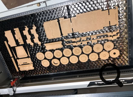 Laser Gravur Böhm in Bonn - Geschenkideen mit Gravuren auf Holz, Glas, Leder, Metall, Acryl Plexiglas , Armbänder, Papier, Anhänger, Schilder ... für Privat und Geschäftskunden und  Firmen. Kunden kommen aus Bonn, Köln, Siebengebirge, Frechen, und ganz NRW, Deutschland, Schweiz und der Welt