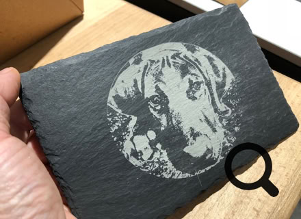Laser Gravur Böhm in Bonn - Geschenkideen mit Gravuren auf Holz, Glas, Leder, Metall, Acryl Plexiglas , Armbänder, Papier, Anhänger, Schilder ... für Privat und Geschäftskunden und  Firmen. Kunden kommen aus Bonn, Köln, Siebengebirge, Frechen, und ganz NRW, Deutschland, Schweiz und der Welt