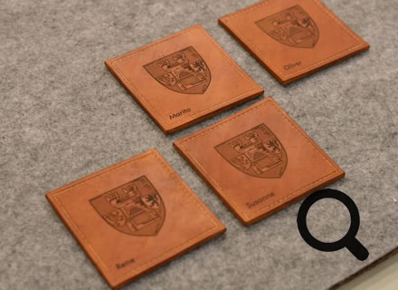 Laser Gravur Böhm in Bonn - Geschenkideen mit Gravuren auf Holz, Glas, Leder, Metall, Acryl Plexiglas , Armbänder, Papier, Anhänger, Schilder ... für Privat und Geschäftskunden und  Firmen. Kunden kommen aus Bonn, Köln, Siebengebirge, Frechen, und ganz NRW, Deutschland, Schweiz und der Welt