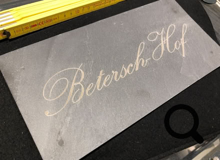 Laser Gravur Böhm in Bonn - Geschenkideen mit Gravuren auf Holz, Glas, Leder, Metall, Acryl Plexiglas , Armbänder, Papier, Anhänger, Schilder ... für Privat und Geschäftskunden und  Firmen. Kunden kommen aus Bonn, Köln, Siebengebirge, Frechen, und ganz NRW, Deutschland, Schweiz und der Welt