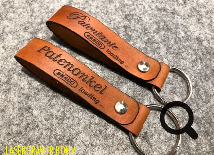 Laser Gravur Böhm in Bonn - Geschenkideen mit Gravuren auf Holz, Glas, Leder, Metall, Acryl Plexiglas , Armbänder, Papier, Anhänger, Schilder ... für Privat und Geschäftskunden und  Firmen. Kunden kommen aus Bonn, Köln, Siebengebirge, Frechen, und ganz NRW, Deutschland, Schweiz und der Welt