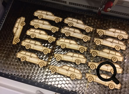 Laser Gravur Böhm in Bonn - Geschenkideen mit Gravuren auf Holz, Glas, Leder, Metall, Acryl Plexiglas , Armbänder, Papier, Anhänger, Schilder ... für Privat und Geschäftskunden und  Firmen. Kunden kommen aus Bonn, Köln, Siebengebirge, Frechen, und ganz NRW, Deutschland, Schweiz und der Welt