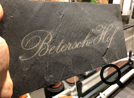 Laser Gravur Böhm in Bonn - Geschenkideen mit Gravuren auf Holz, Glas, Leder, Metall, Acryl Plexiglas , Armbänder, Papier, Anhänger, Schilder ... für Privat und Geschäftskunden und  Firmen. Kunden kommen aus Bonn, Köln, Siebengebirge, Frechen, und ganz NRW, Deutschland, Schweiz und der Welt